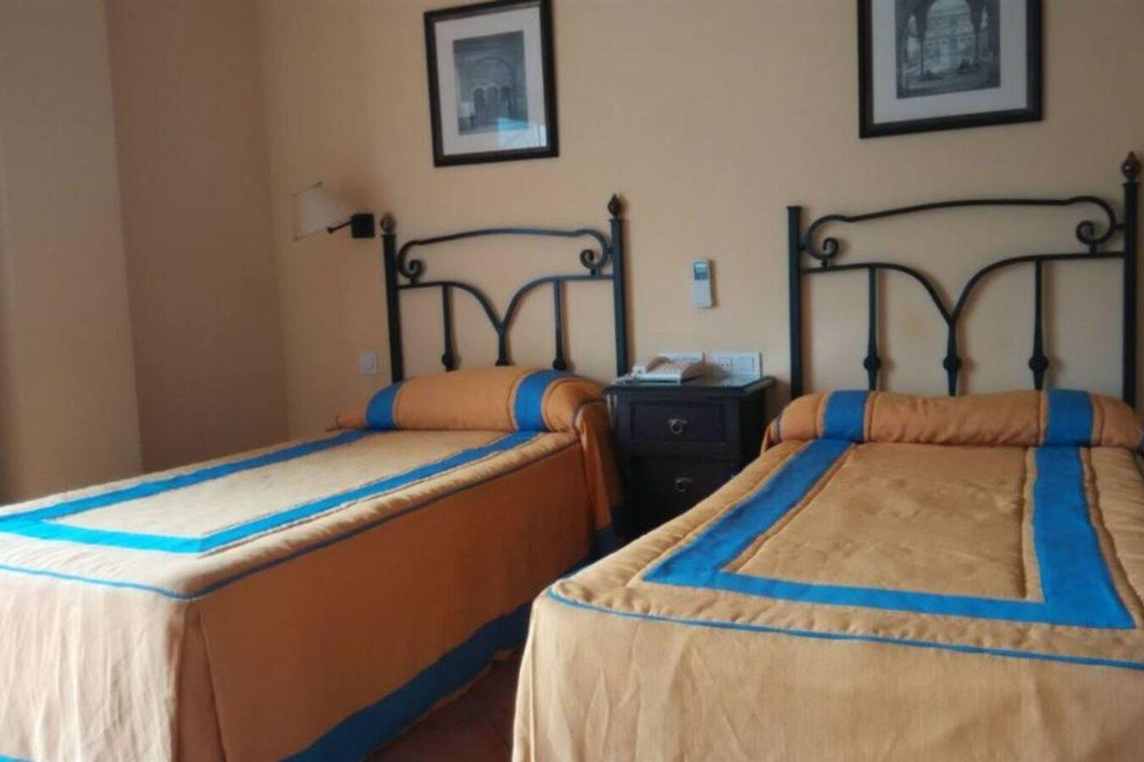 Hotel Calderon Cenes De La Vega Esterno foto